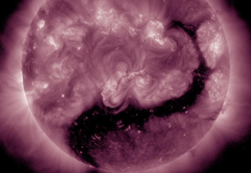 На Солнце обнаружили корональную дыру необычной формы