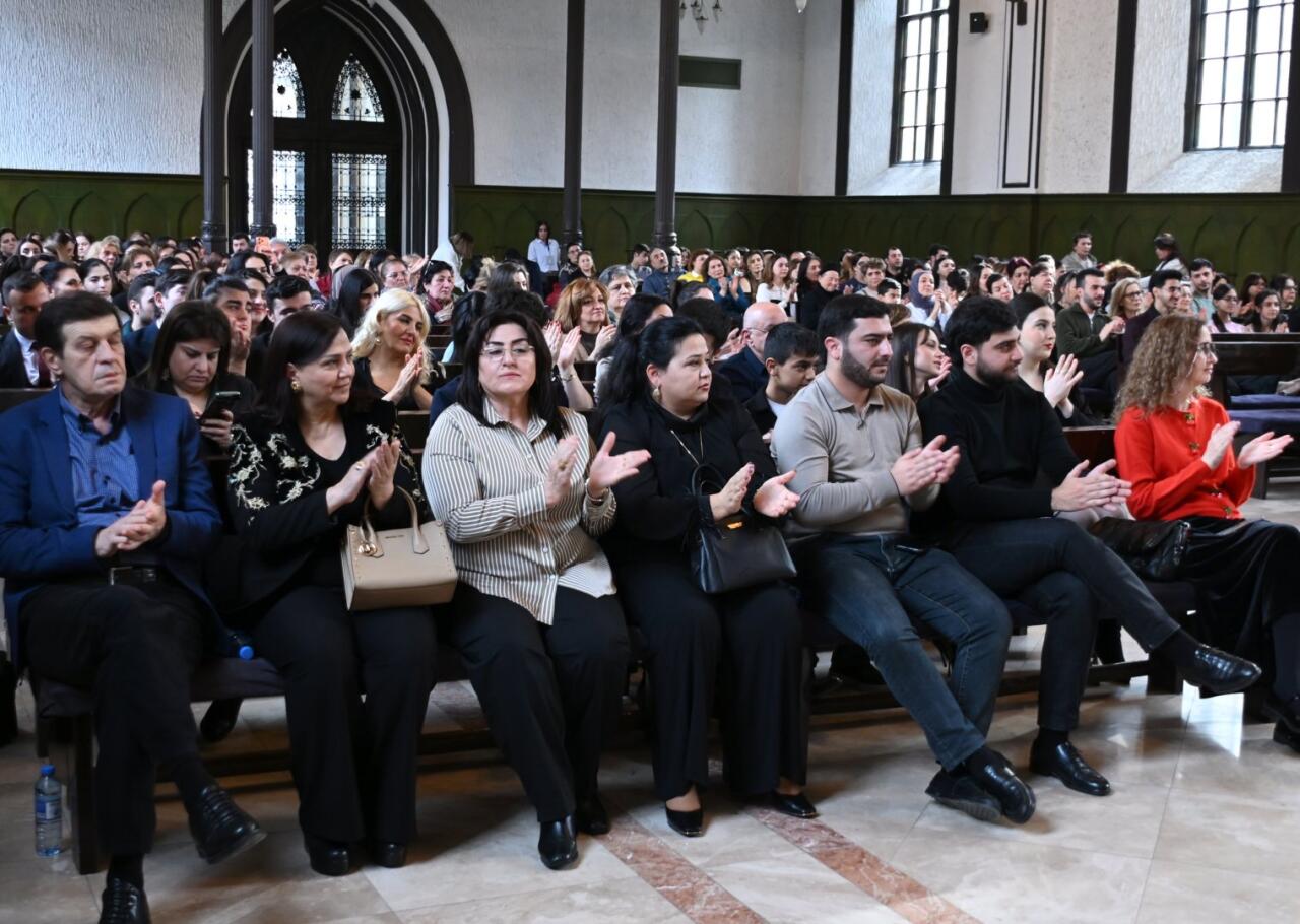 Азербайджанские красавицы вдохновляют древним музыкальным искусством