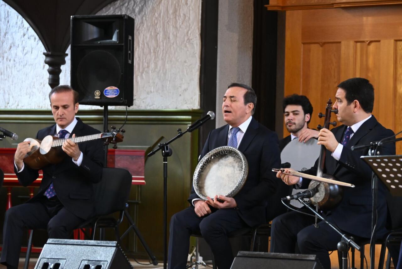 Азербайджанские красавицы вдохновляют древним музыкальным искусством