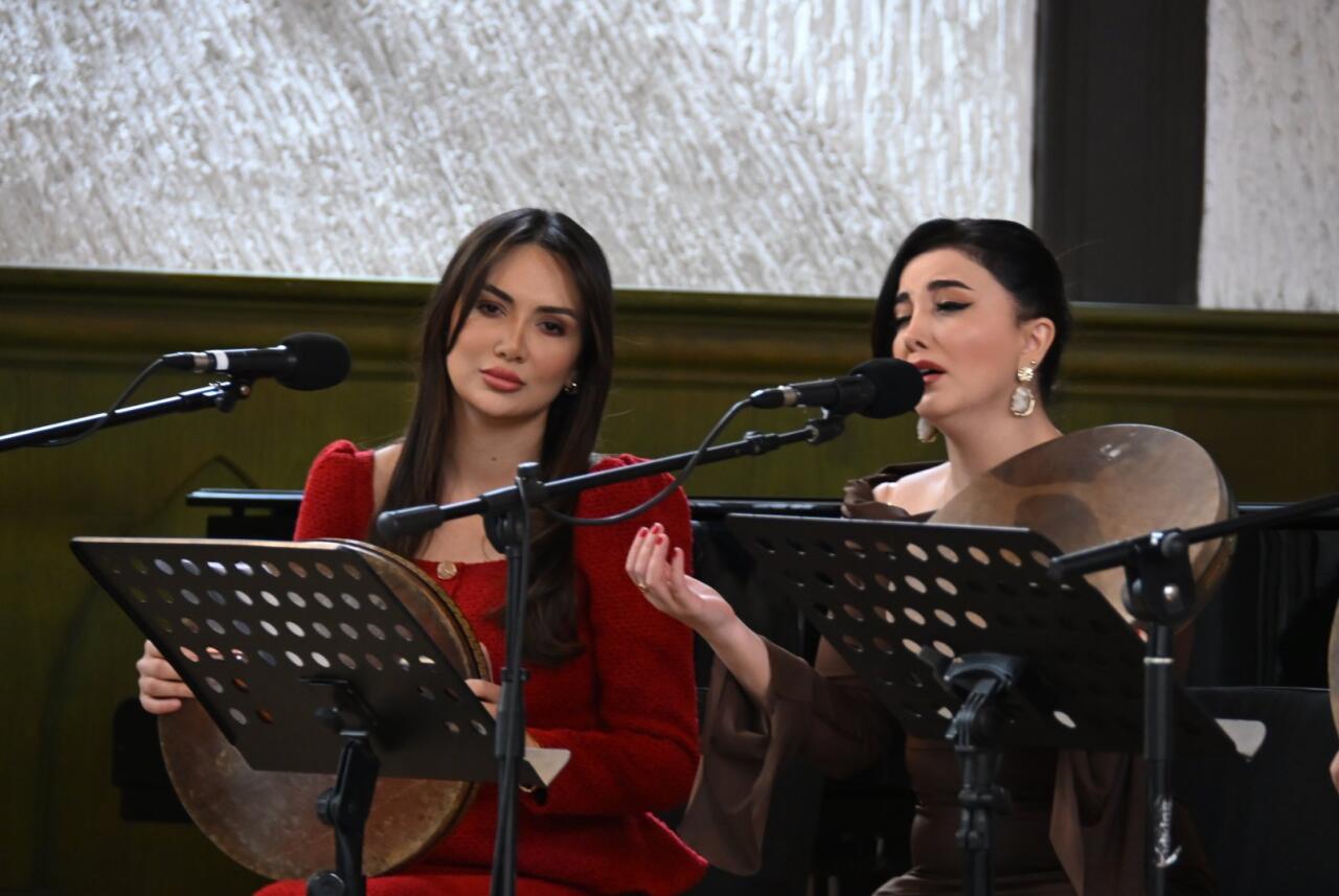 Азербайджанские красавицы вдохновляют древним музыкальным искусством