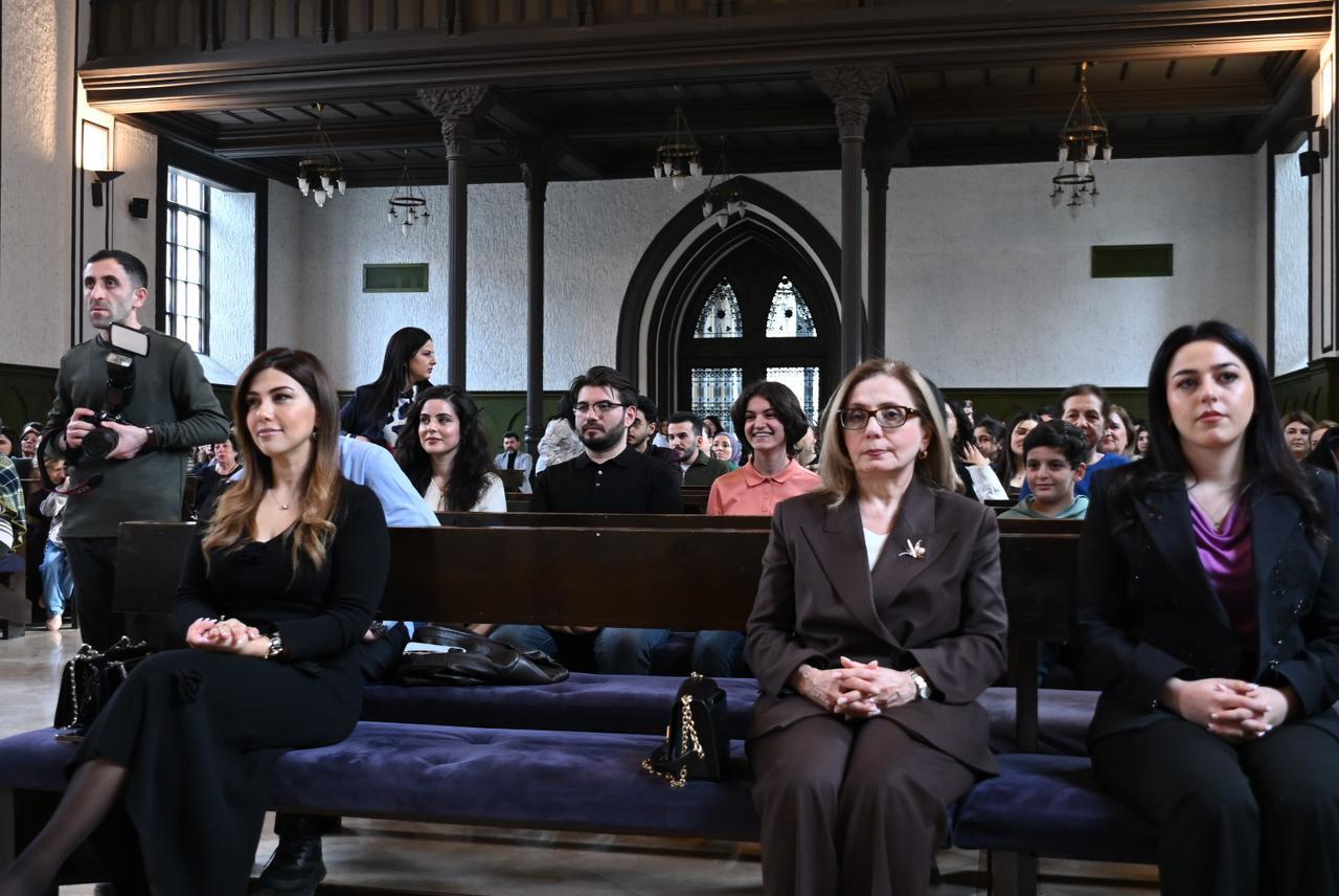 Азербайджанские красавицы вдохновляют древним музыкальным искусством