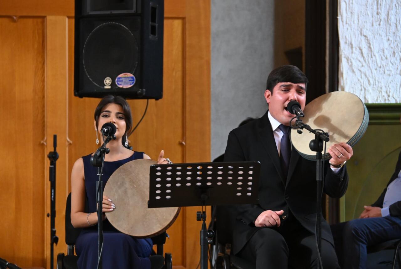 Азербайджанские красавицы вдохновляют древним музыкальным искусством