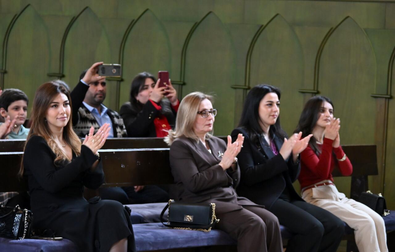 Азербайджанские красавицы вдохновляют древним музыкальным искусством