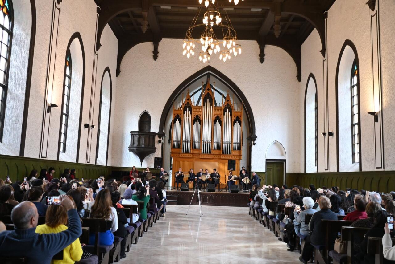 Азербайджанские красавицы вдохновляют древним музыкальным искусством