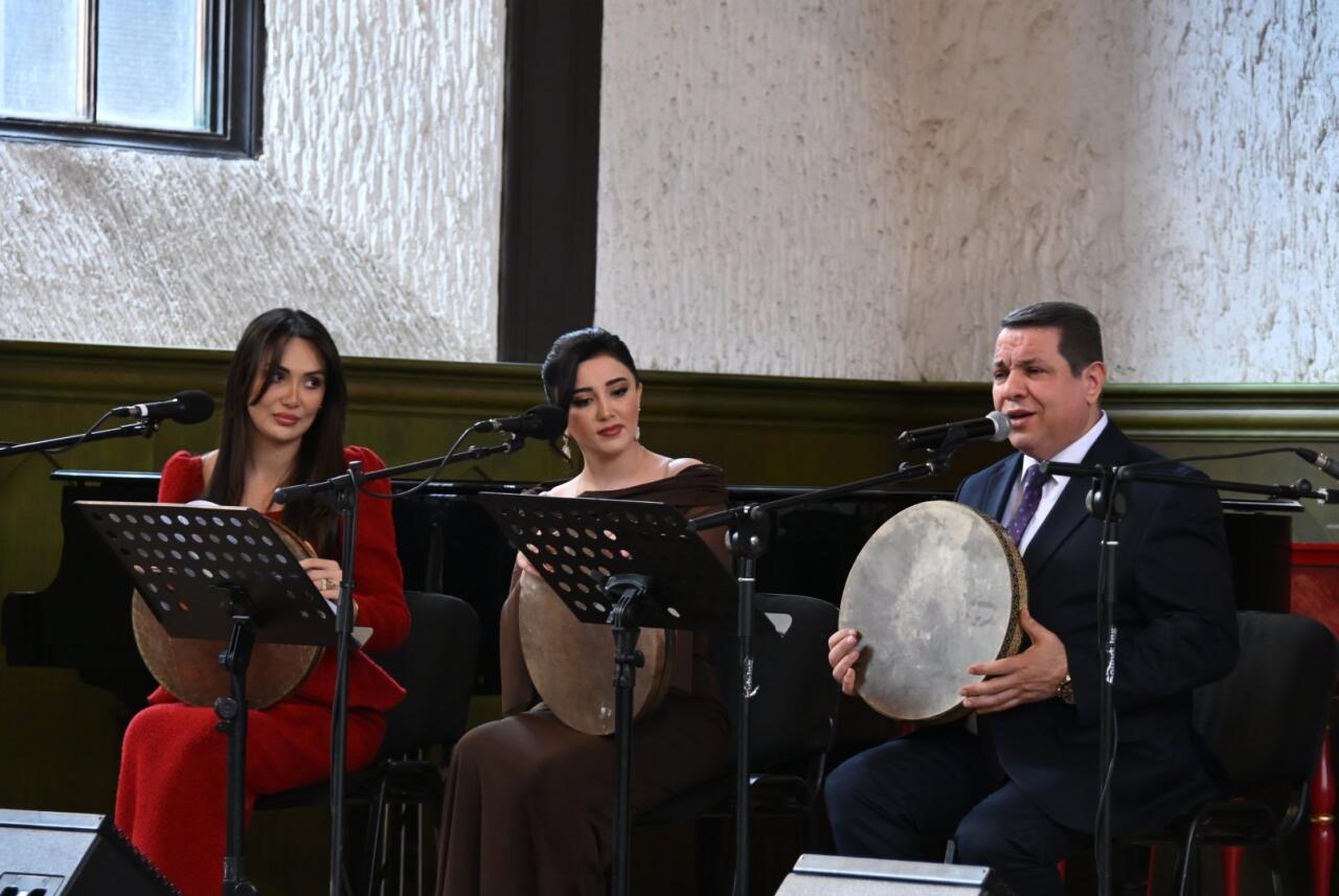 Азербайджанские красавицы вдохновляют древним музыкальным искусством