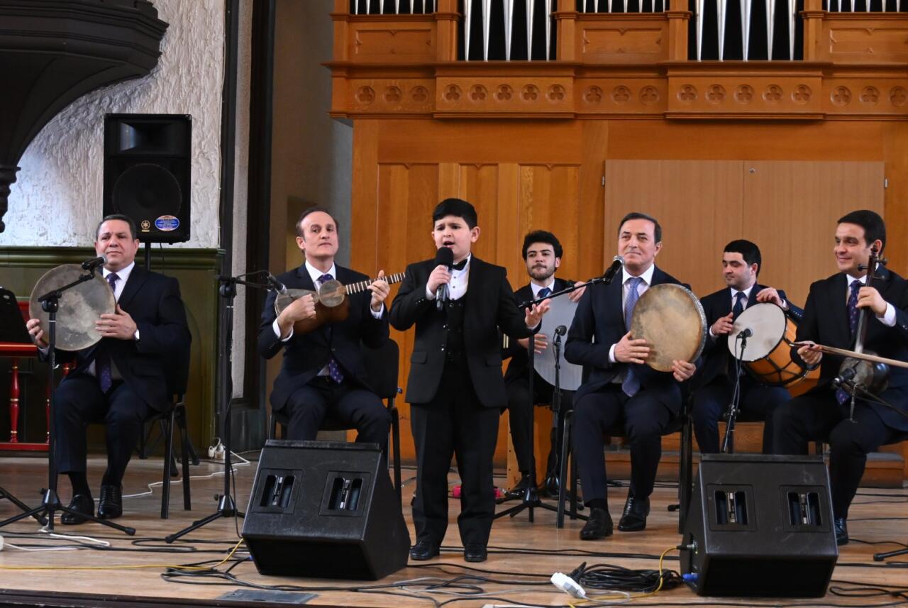 Азербайджанские красавицы вдохновляют древним музыкальным искусством