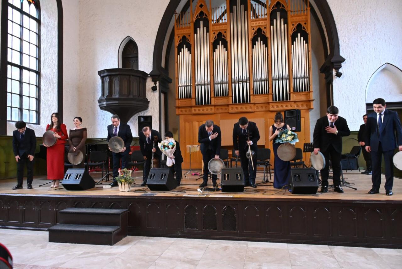 Азербайджанские красавицы вдохновляют древним музыкальным искусством