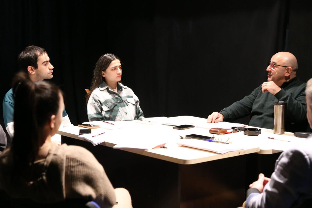 Бакинский театр в ожидании Годо - того самого, кто способен разрешить все проблемы