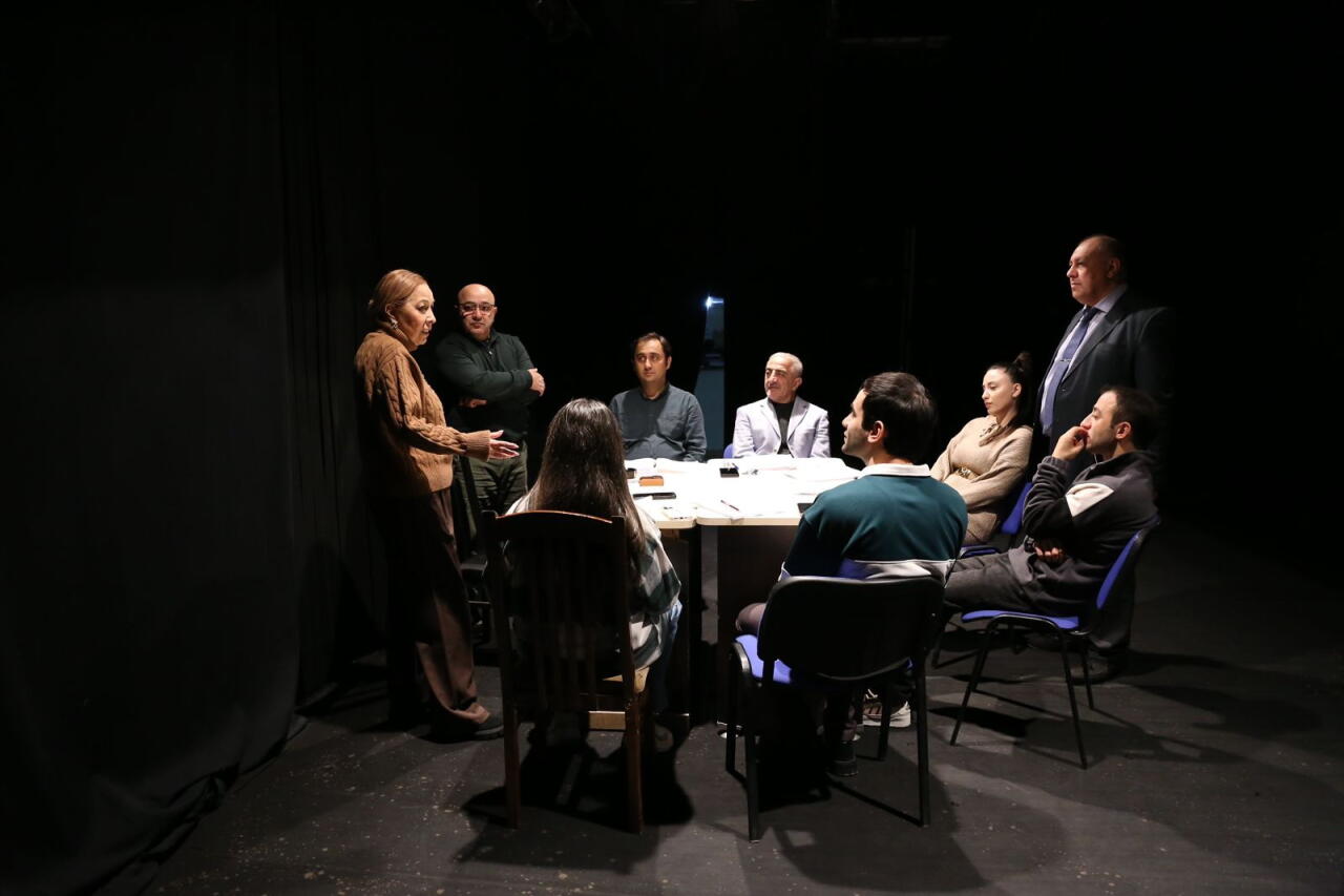 Бакинский театр в ожидании Годо - того самого, кто способен разрешить все проблемы