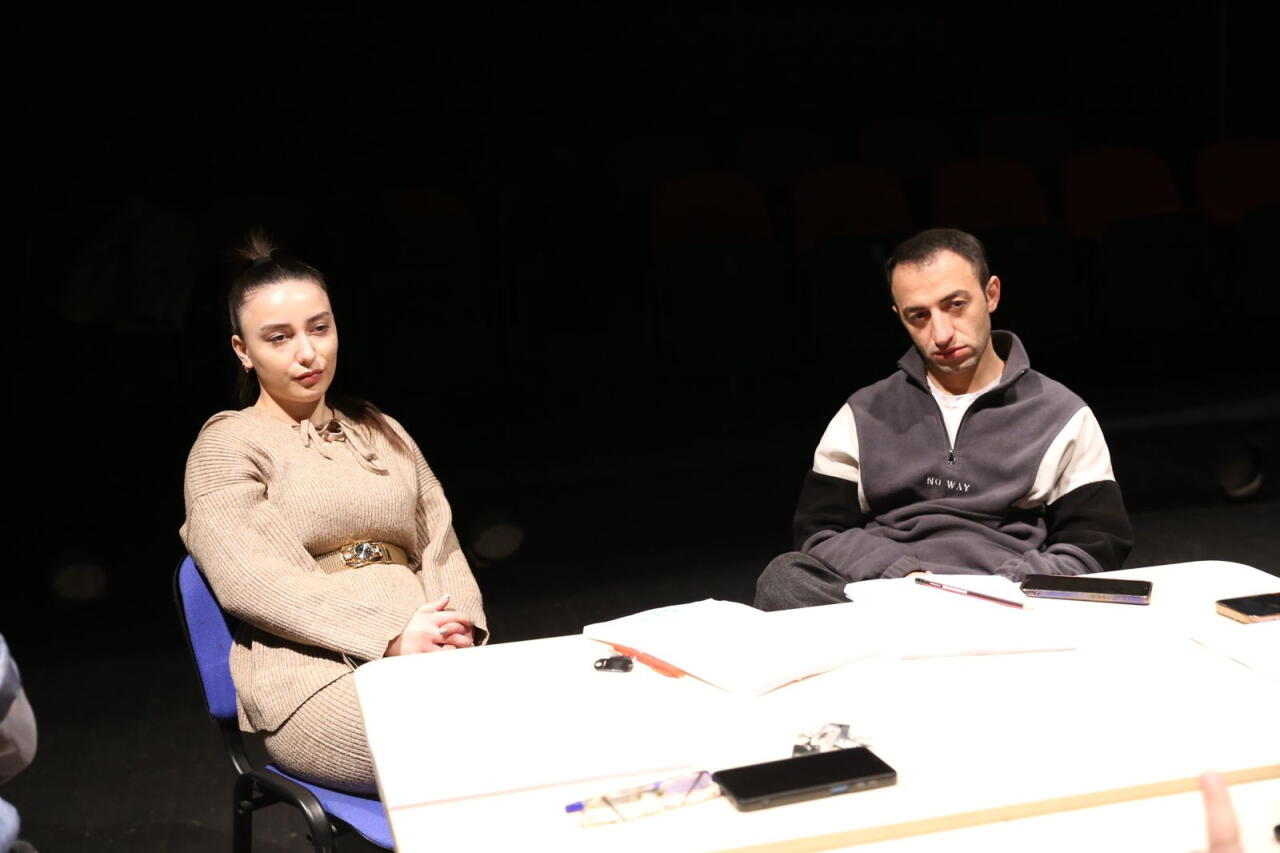 Бакинский театр в ожидании Годо - того самого, кто способен разрешить все проблемы