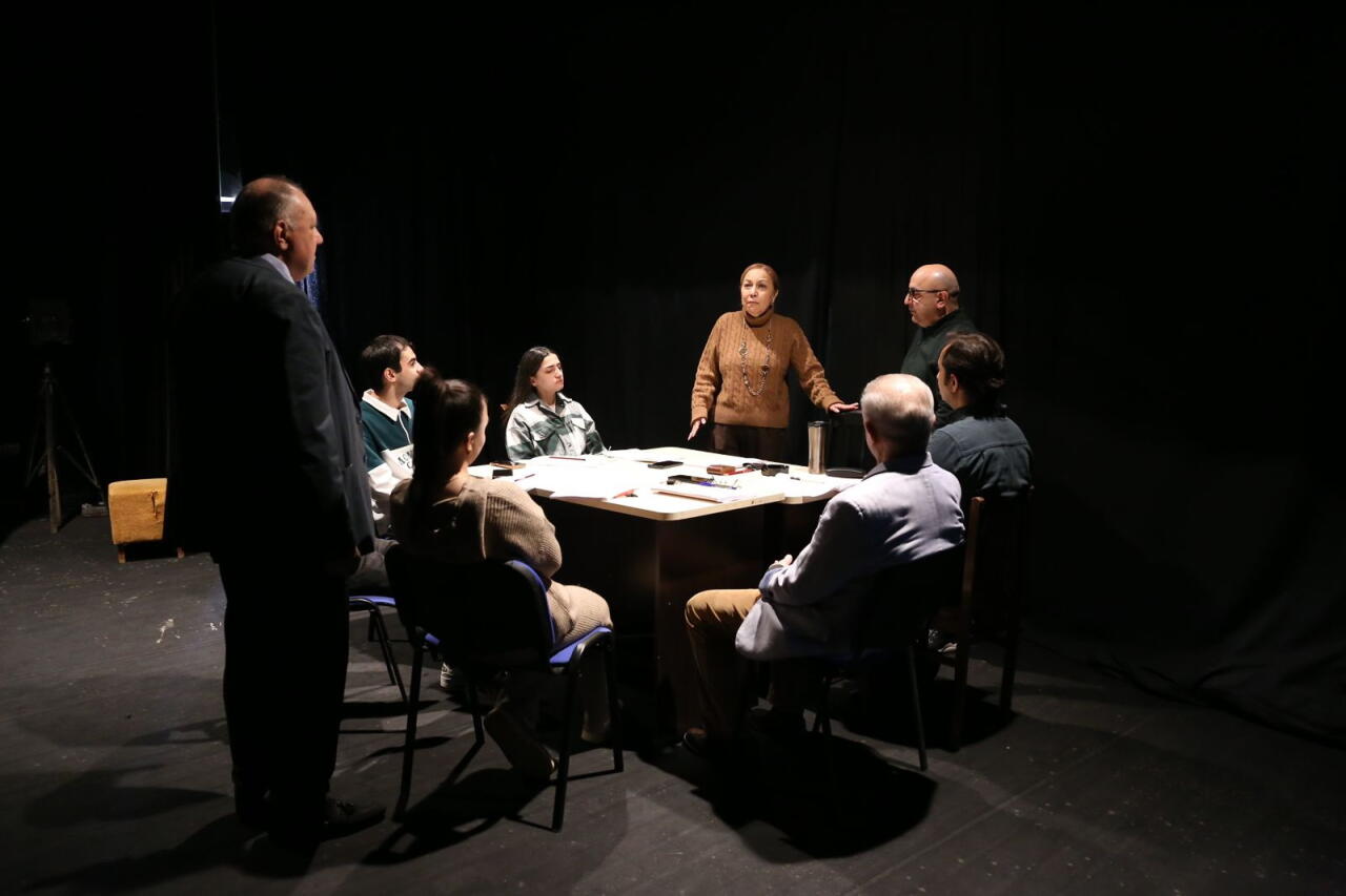 Бакинский театр в ожидании Годо - того самого, кто способен разрешить все проблемы