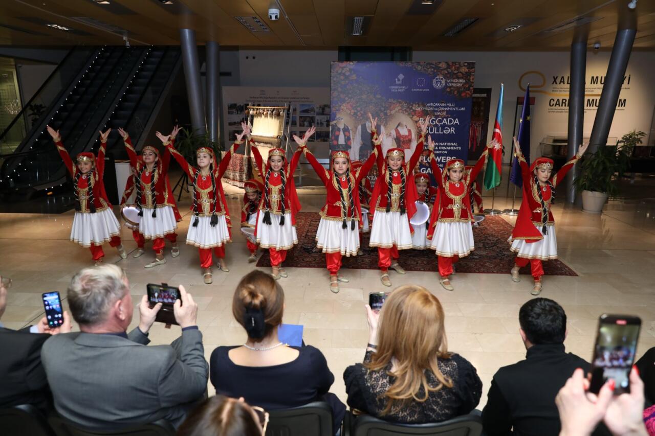 В Азербайджанском национальном музее ковра открылась выставка «Цветы в саду»