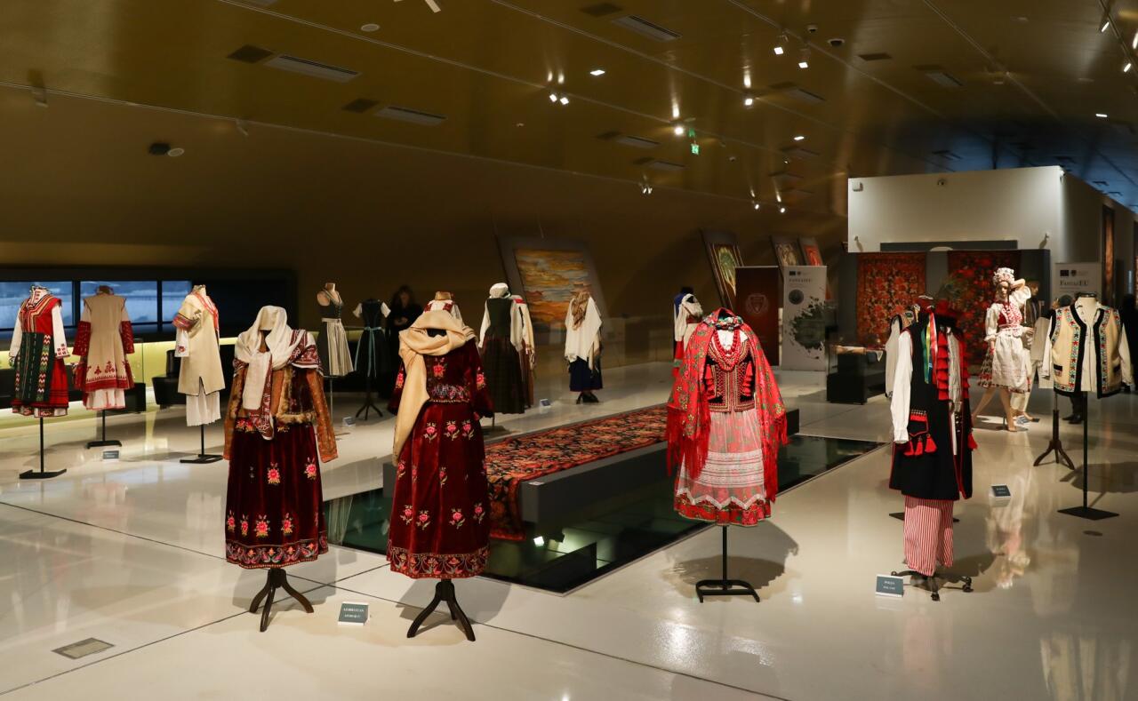 В Азербайджанском национальном музее ковра открылась выставка «Цветы в саду»