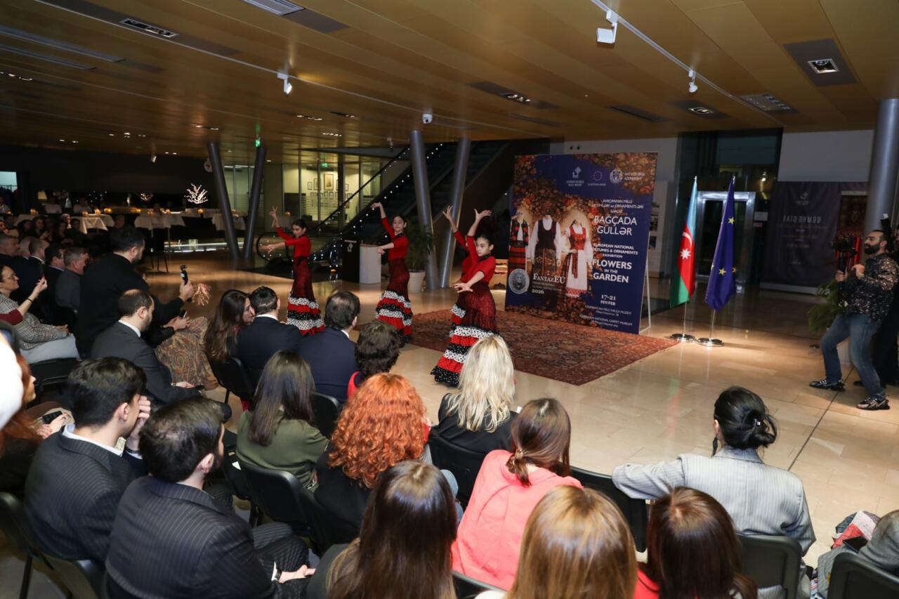 В Азербайджанском национальном музее ковра открылась выставка «Цветы в саду»