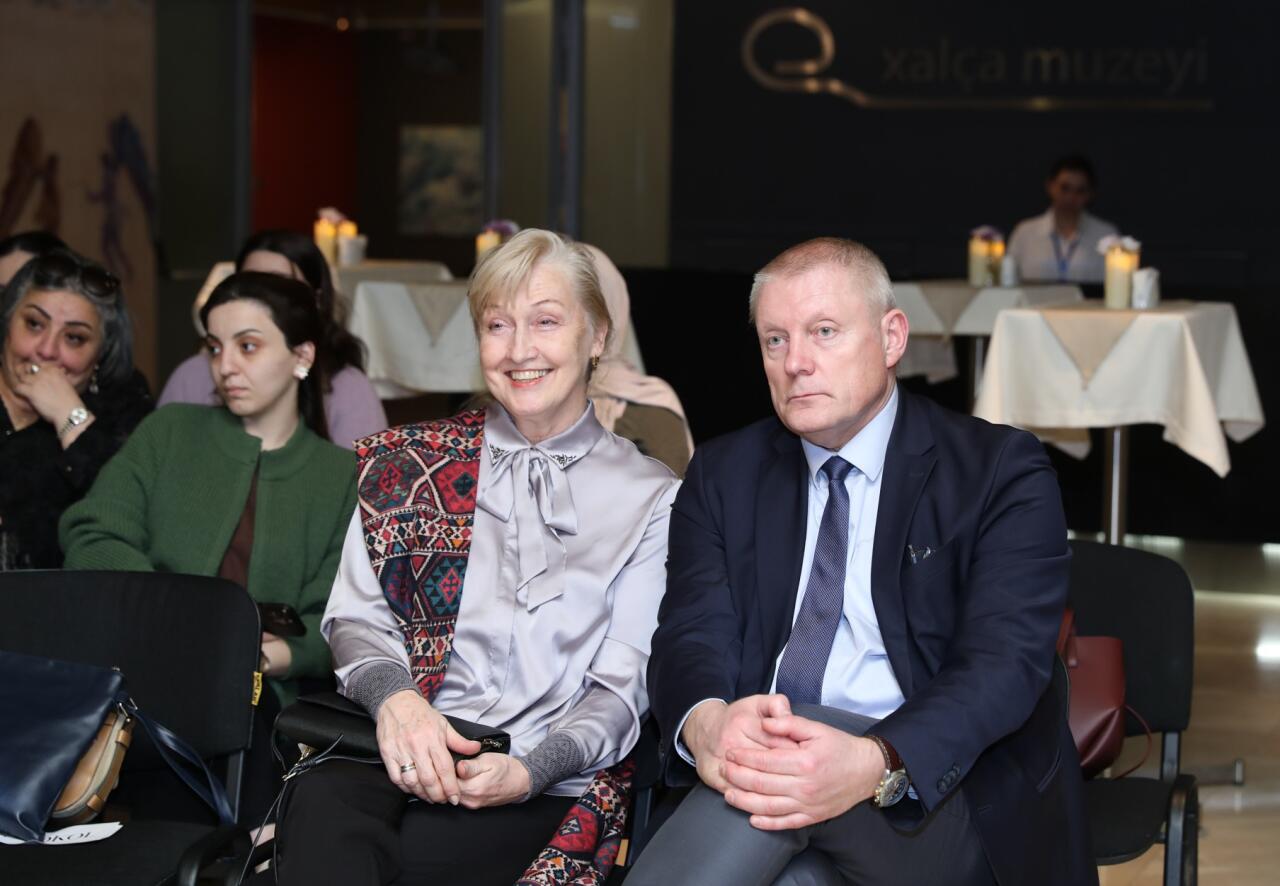 В Азербайджанском национальном музее ковра открылась выставка «Цветы в саду»