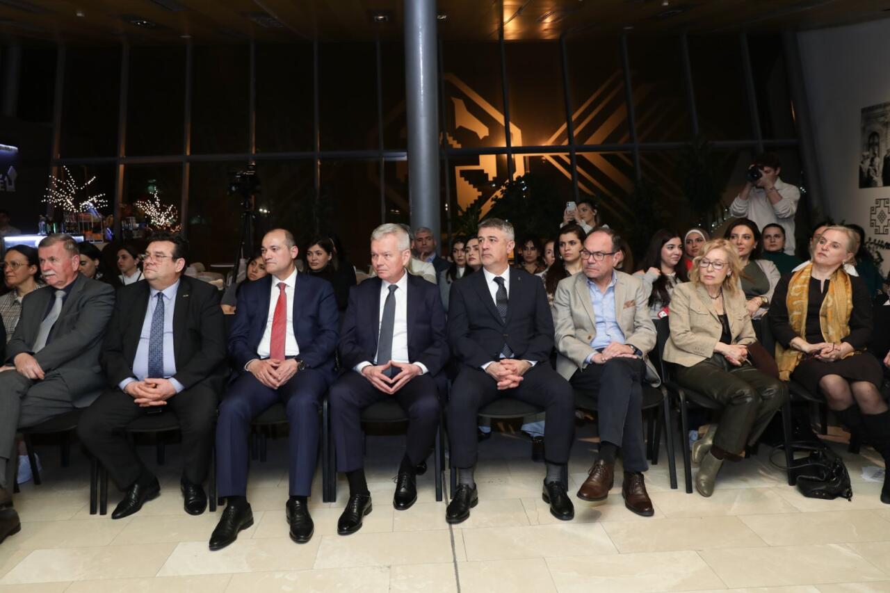 В Азербайджанском национальном музее ковра открылась выставка «Цветы в саду»