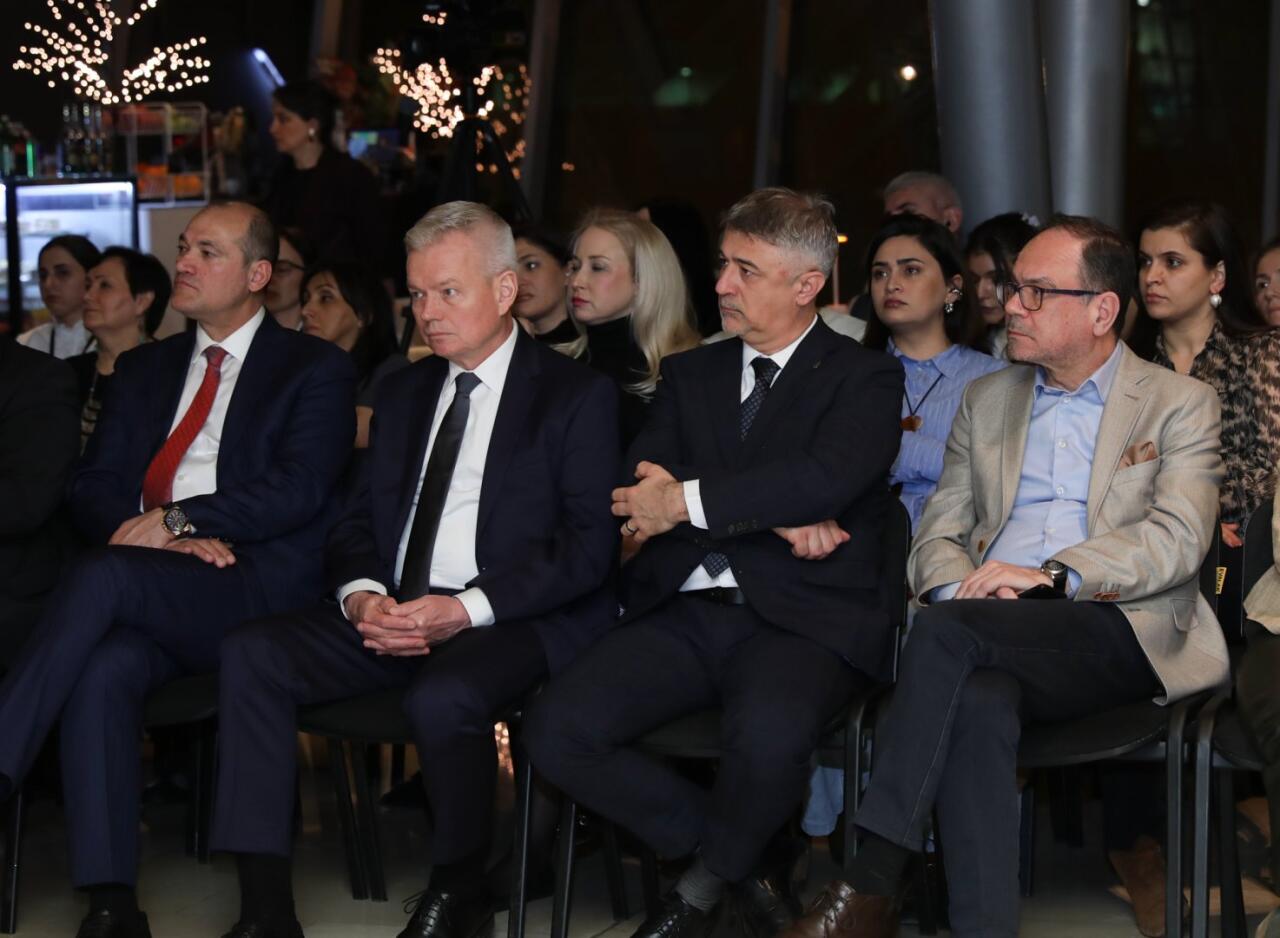 В Азербайджанском национальном музее ковра открылась выставка «Цветы в саду»