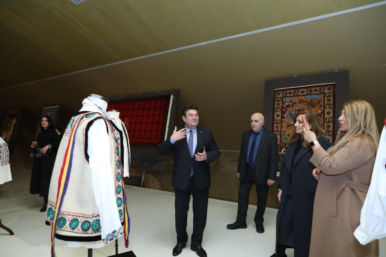 В Азербайджанском национальном музее ковра открылась выставка «Цветы в саду»