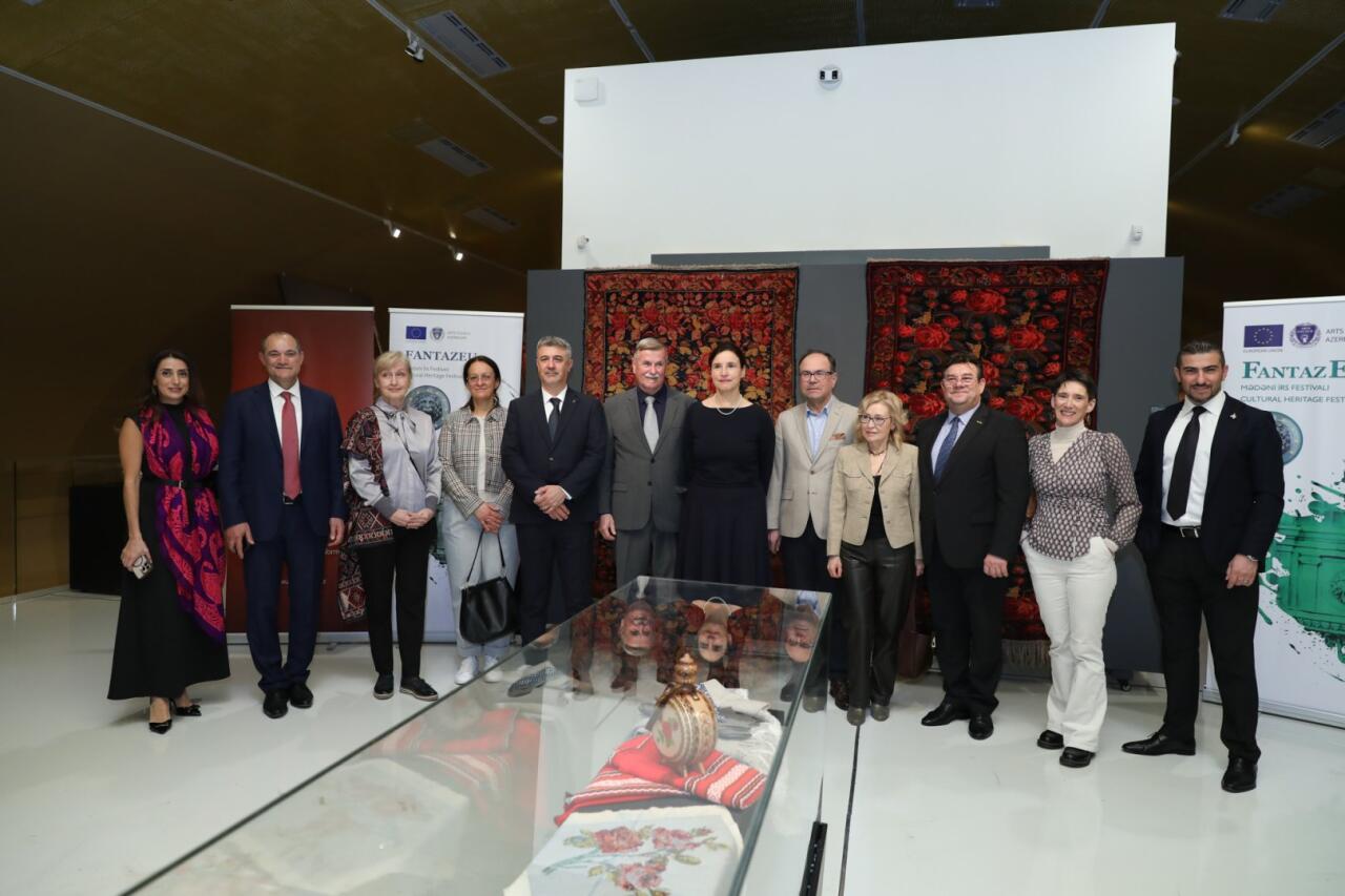 В Азербайджанском национальном музее ковра открылась выставка «Цветы в саду»