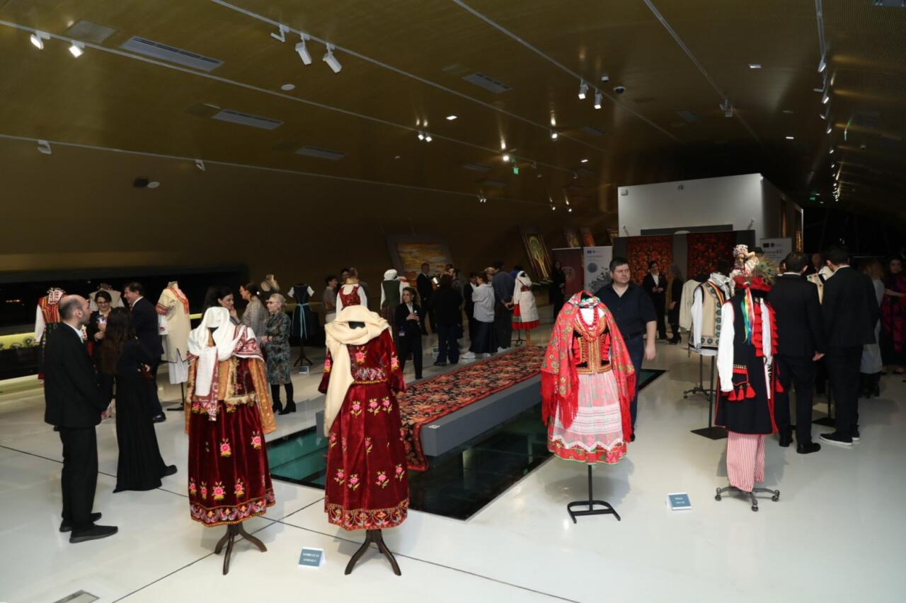 В Азербайджанском национальном музее ковра открылась выставка «Цветы в саду»