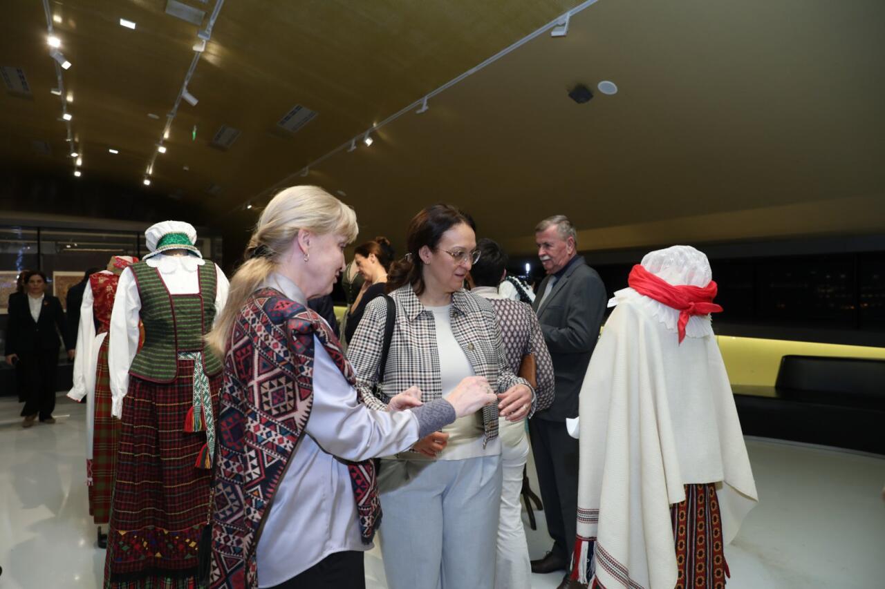 В Азербайджанском национальном музее ковра открылась выставка «Цветы в саду»