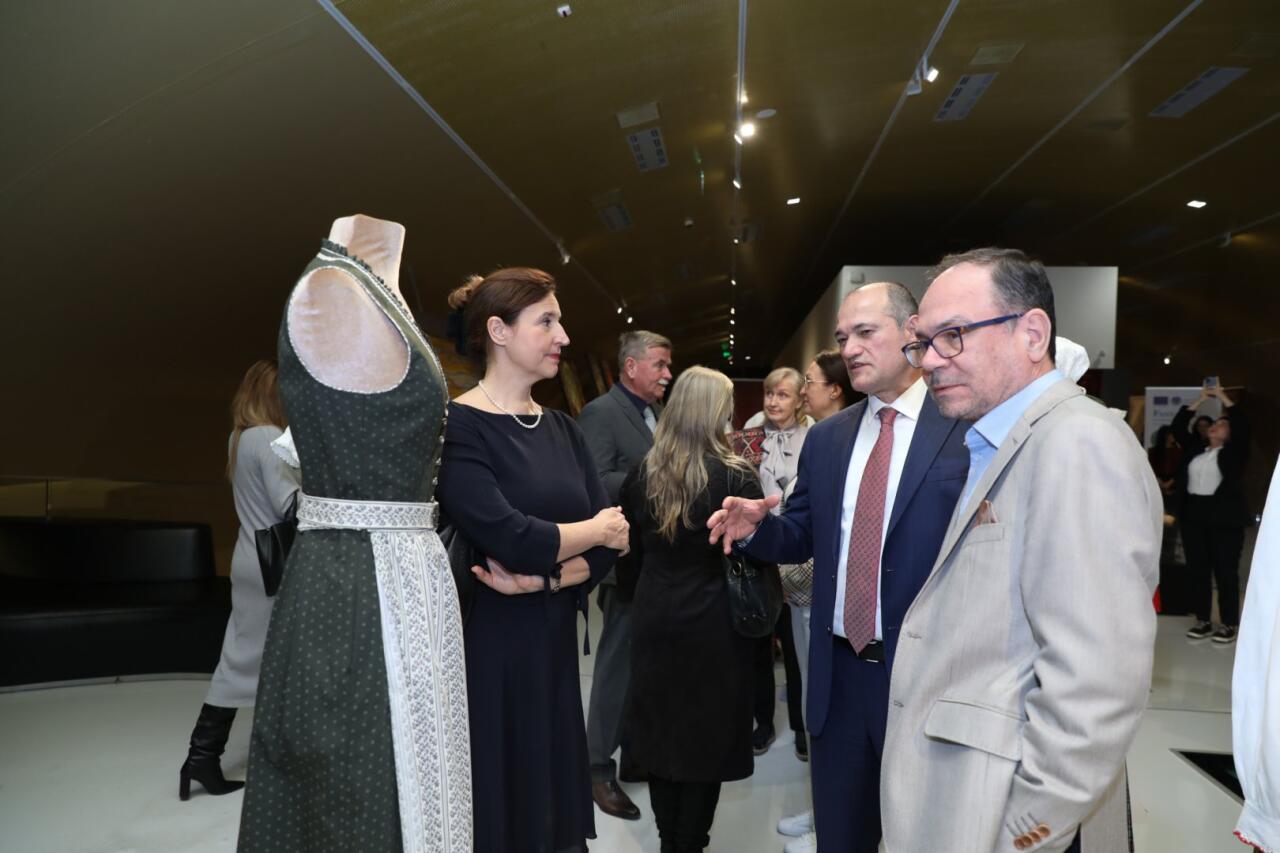 В Азербайджанском национальном музее ковра открылась выставка «Цветы в саду»