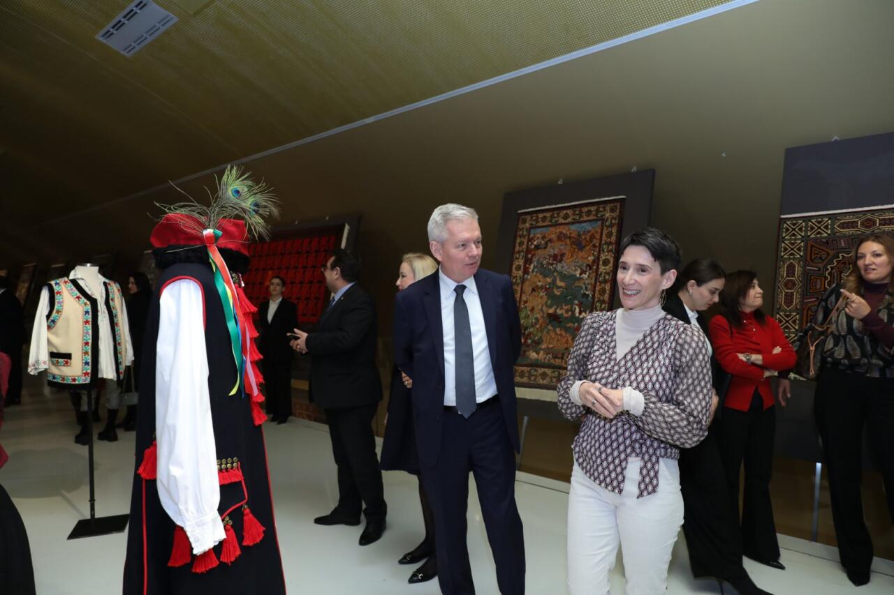 В Азербайджанском национальном музее ковра открылась выставка «Цветы в саду»