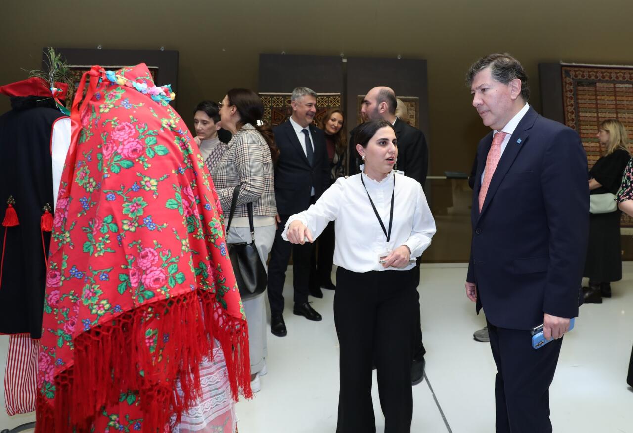 В Азербайджанском национальном музее ковра открылась выставка «Цветы в саду»