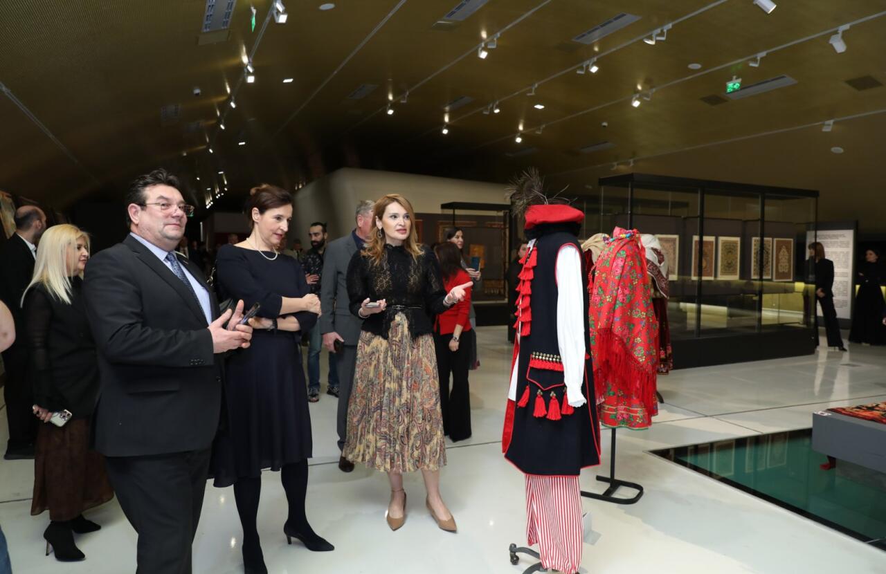 В Азербайджанском национальном музее ковра открылась выставка «Цветы в саду»