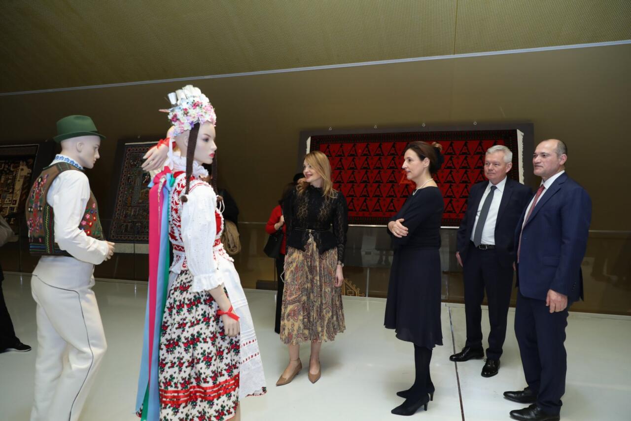 В Азербайджанском национальном музее ковра открылась выставка «Цветы в саду»