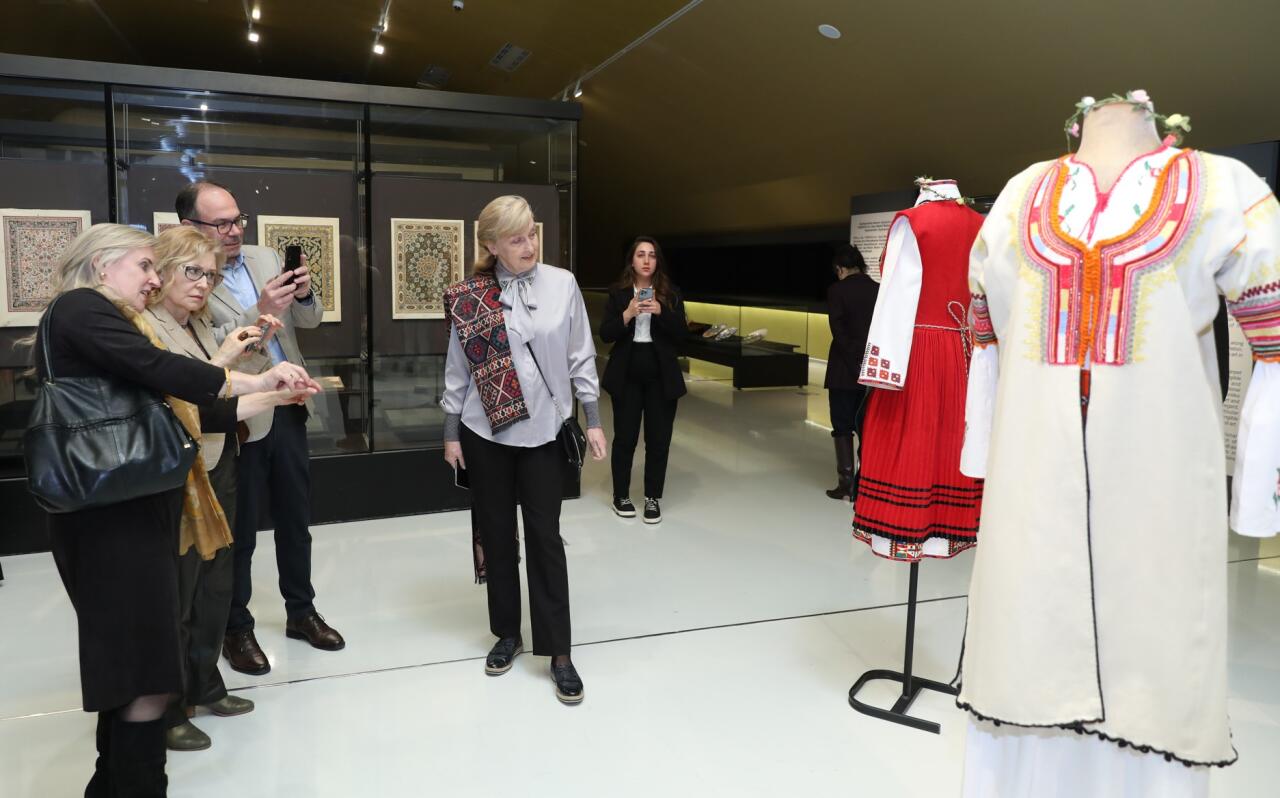 В Азербайджанском национальном музее ковра открылась выставка «Цветы в саду»