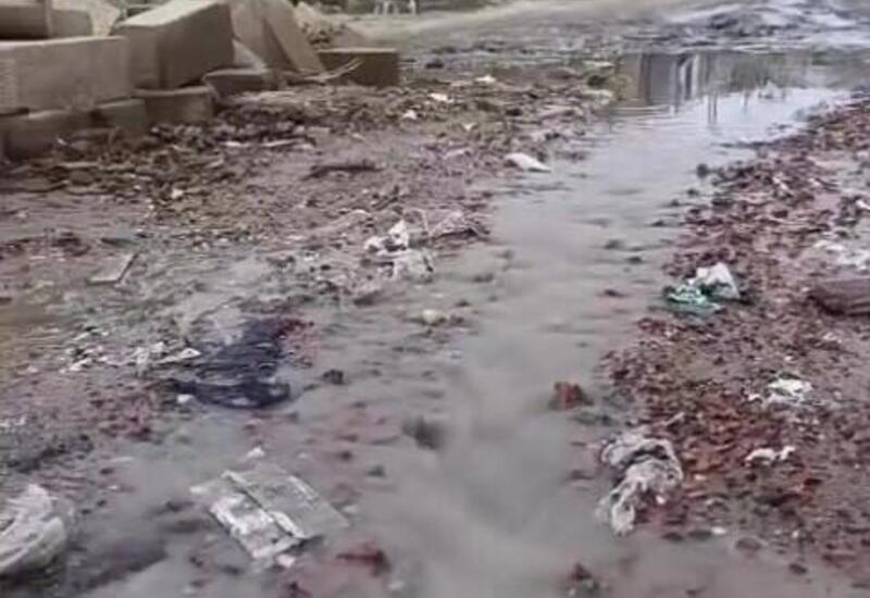 В Баку десять дней течет вода из прорвавшейся трубы