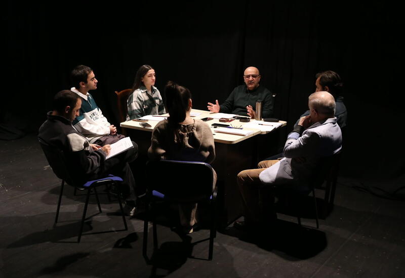 Бакинский театр в ожидании Годо - того самого, кто способен разрешить все проблемы