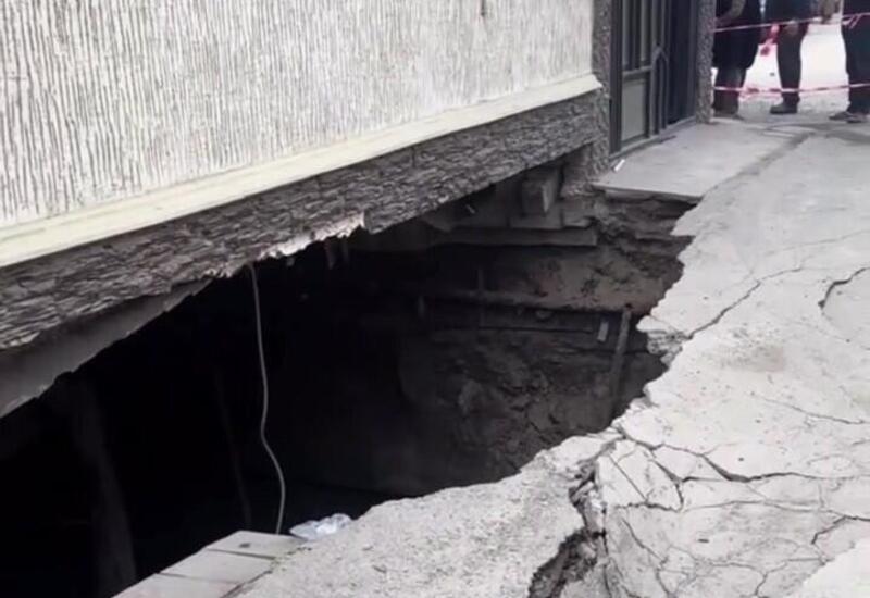 Под жилым домом в Баку просел грунт