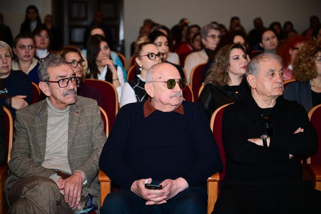 Новый директор Азербайджанского русского драмтеатра представлен коллективу