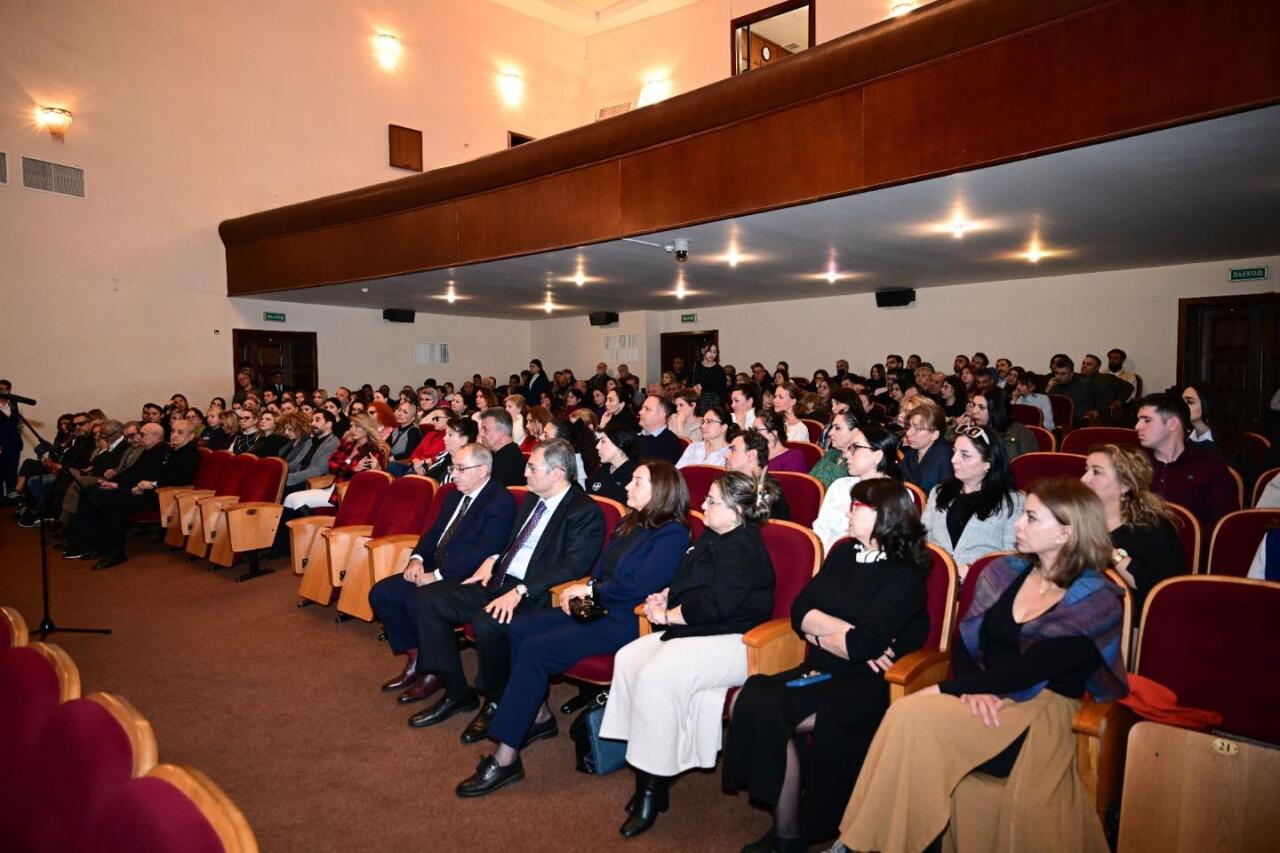 Новый директор Азербайджанского русского драмтеатра представлен коллективу