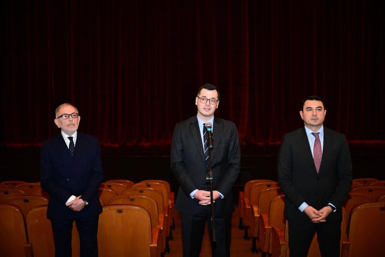 Новый директор Азербайджанского русского драмтеатра представлен коллективу