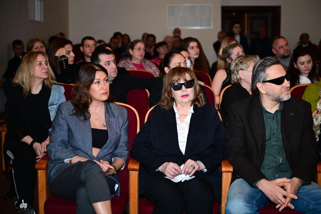 Новый директор Азербайджанского русского драмтеатра представлен коллективу