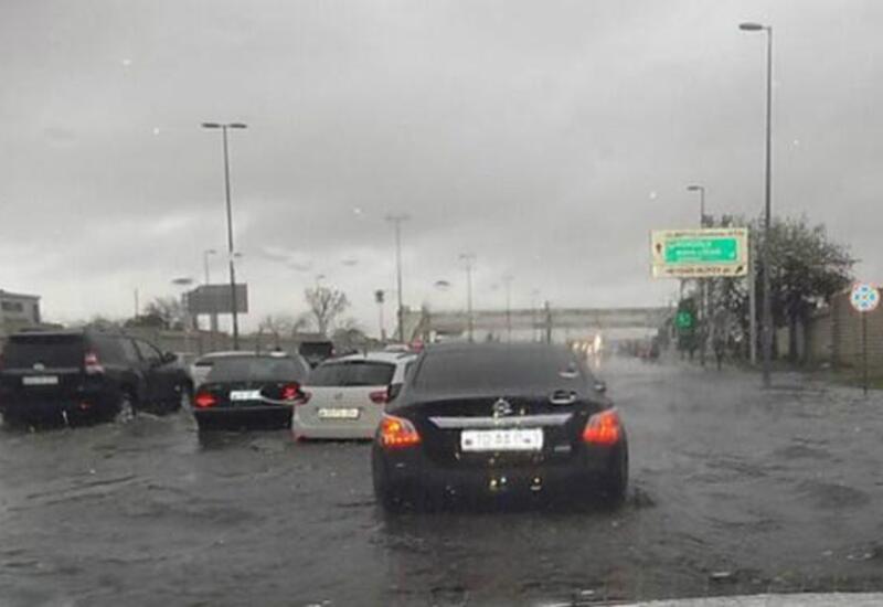 Авария на водопроводной линии в Баку: машины оказались под водой