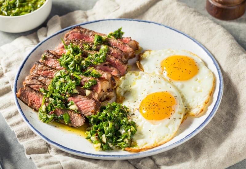 Диетолог объяснила, можно ли есть мясо ранним утром