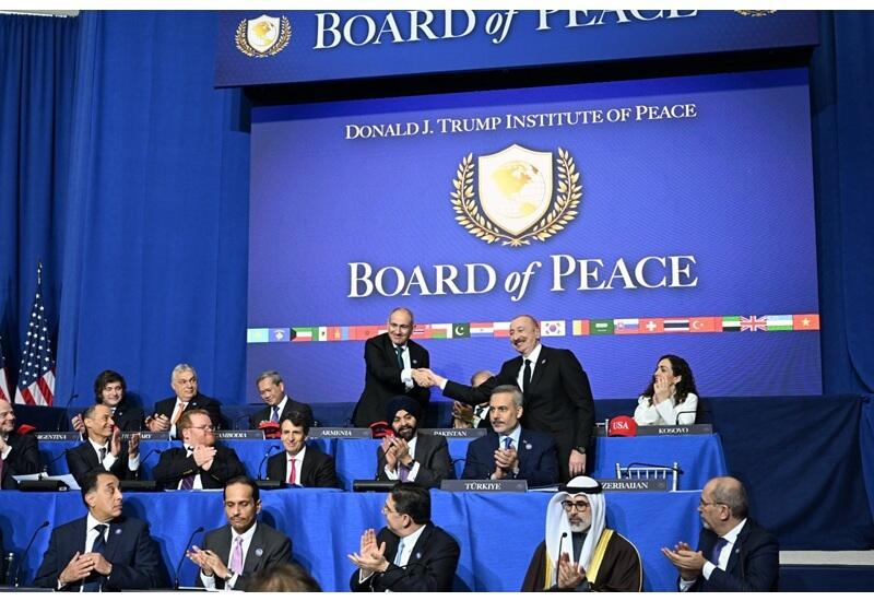 На фоне надписи "МИР" Президент Ильхам Алиев и премьер-министр Никол Пашинян пожимают друг другу руки