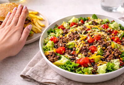 100 ккал на 100 г: <span class="color_red">в TikTok ужин заменяют сытным салатом-бургером с фаршем</span>