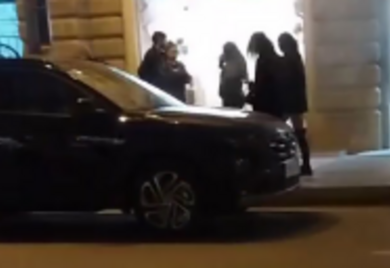 В центре Баку горит магазин