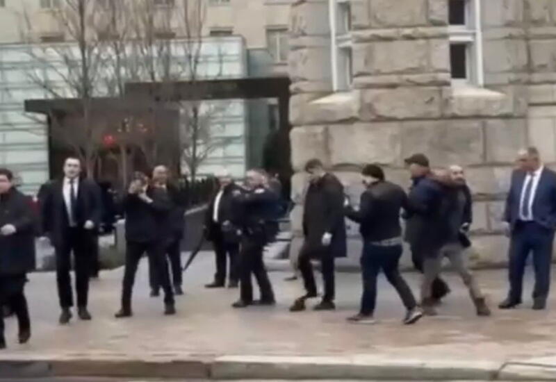 Протестующие попытались атаковать автомобиль Президента Ильхама Алиева