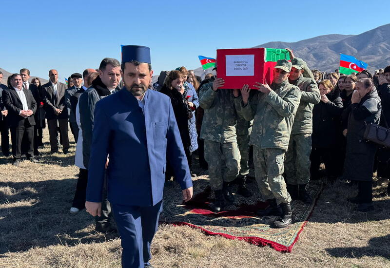 В Ходжалы проходит церемония прощания с считавшейся пропавшей без вести шехидом Зибейдой Ахмедовой