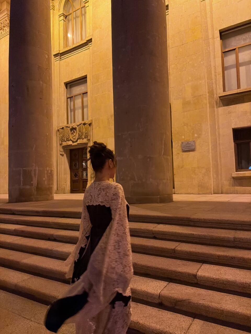 Блогер Наджиба поделилась элегантным вечерним образом