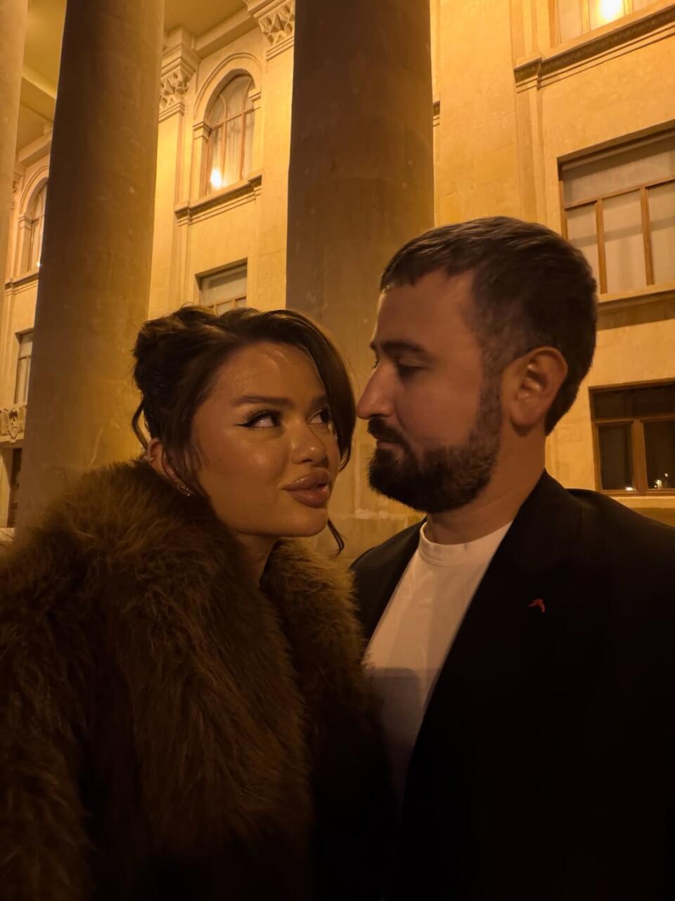 Блогер Наджиба поделилась элегантным вечерним образом