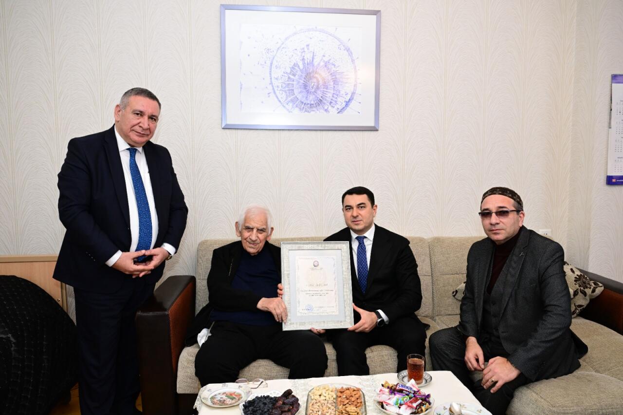 Адиль Керимли навестил народного поэта Наримана Гасанзаде