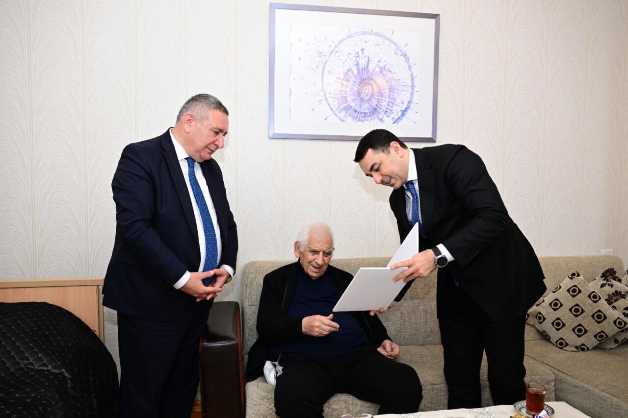 Адиль Керимли навестил народного поэта Наримана Гасанзаде