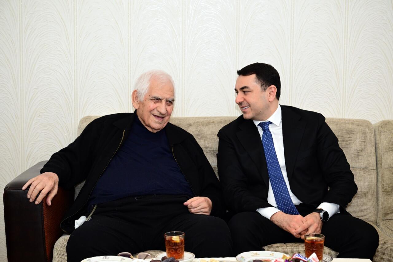 Адиль Керимли навестил народного поэта Наримана Гасанзаде